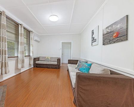 Well presented 3 bedroom family home - Photo 2