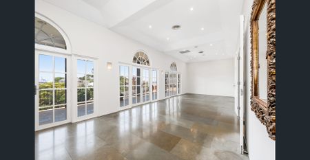 EXECUTIVE FRENCH CHÂTEAU RESIDENCE - Photo 4