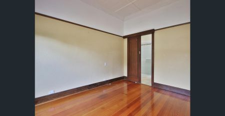 LOCATION & BIG ON SIZE! - Photo 2