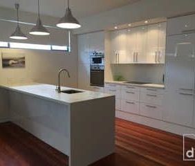 Charming Four Bedroom Cottage In Redman Ave! - Photo 3