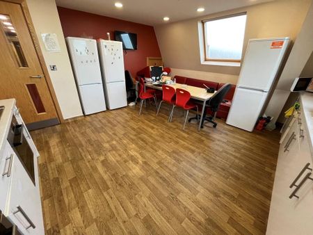 1 bedroom in a flat share to rent - Photo 2