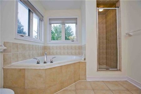 For Lease - 22 Aladdin Crescent, Richmond Hill, Ontario - Photo 4