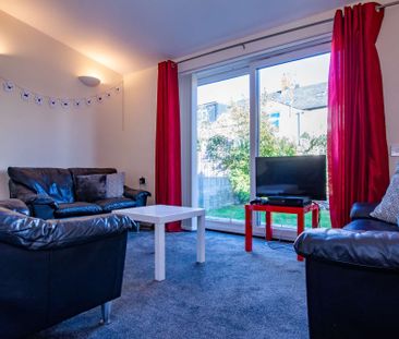 Contemporary five bedroom house in prime location - Photo 6