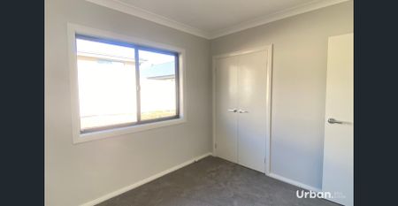 Large Five Bedroom Home in Huntlee! - Photo 5