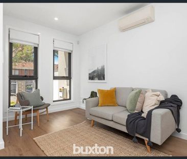 SPACIOUS DOUBLE STOREY TOWNHOUSE IN PRIME MENTONE LOCATION! - Photo 3