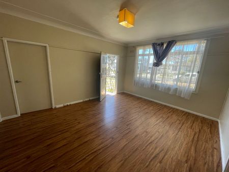 Three Bedroom Family Home - Photo 3