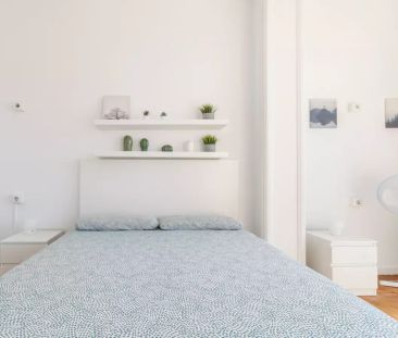 Room in a shared 19-bedroom apartment for rent in l'Antiga Esquerra de l'Eixample - Foto 4
