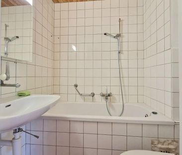 "Schöne Wohnung mit Gartensitzplatz + eigenem Eingang" - Photo 6