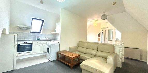 Hillingdon Hill, Hillingdon, UB10 - Photo 2