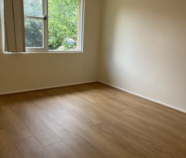 Modern Top Floor 2 Bedroom Apartment - Photo 6