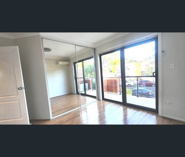 Secure Four Bedroom Family Duplex!! - Photo 5