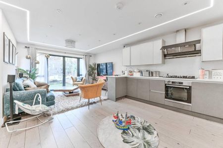 3 bedroom flat to rent - Photo 3