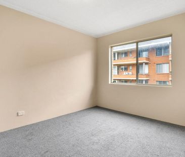 Renovated 2 bedroom apartment in centre of Dee Why - Photo 2