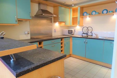 To Let 2 Bed Flat - Photo 3