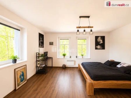 Moderní a prostorný byt 2+1 s parkovacím místem a zahradou - Photo 2