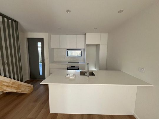 Modern New Townhouse in St Albans - Photo 1