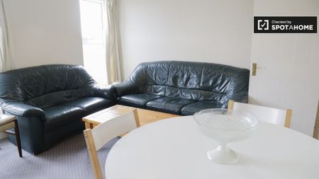 Room in 3-bedroom apartment in Downtown, Dublin - Photo 4