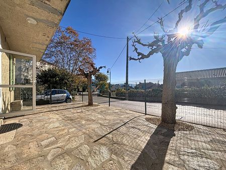 T3 de 70 m² en plein coeur du village, avec jardin et terrasse, - Photo 2