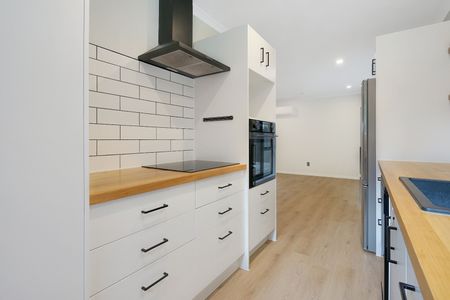 Sleek, Stylish & Newly Renovated - Photo 5