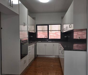 3 Bedroom Home in Roselands - Photo 3