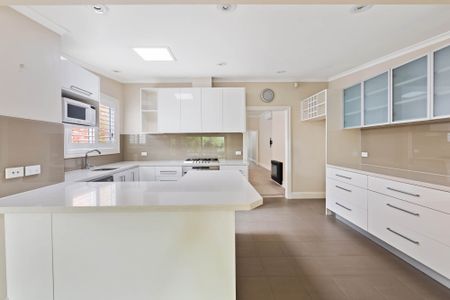 A Beautiful Blend of Period Charm and Modern Living - Photo 4