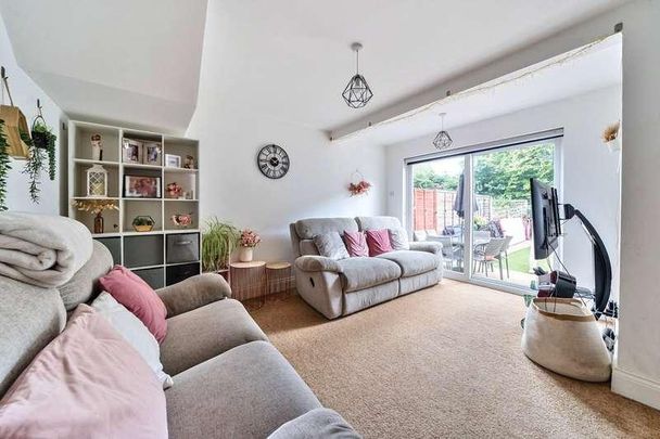 Bench Manor Crescent, Chalfont St. Peter, Gerrards Cross, SL9 - Photo 1