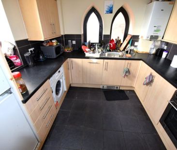 5 bedroom Flat in Kirkstall Lane, Leeds - Photo 1