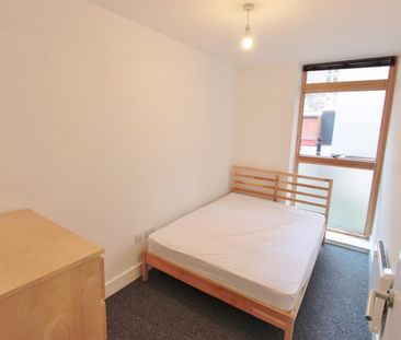2 bedroom Flat To Let - Photo 4