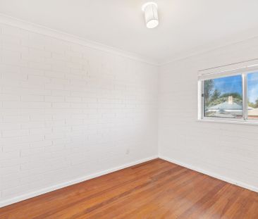 Neat and Tidy with Private Rear Garden - Both Bedrooms Upstairs - Photo 6