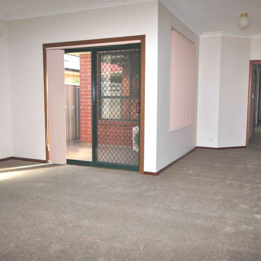 SPACIOUS 3 BEDROOM COURTYARD HOME. 2 LIVING AREAS. UNFURNISHED. - Photo 1
