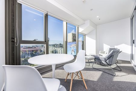 Modern One-Bedroom Apartment in Renovated City Building - Photo 5