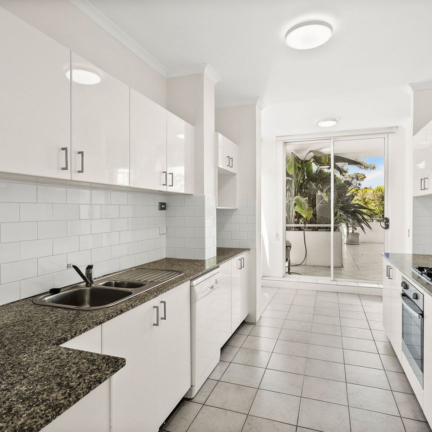 Bright and Spacious Apartment in Prime Cronulla Location - Photo 1