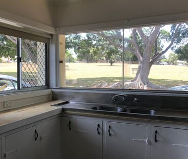 🏡Light Filled 2-Bedroom Home Opposite Parkland - Photo 6