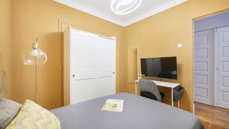 Room in a shared 4-bedroom apartment for rent in Lisbon. - Photo 5