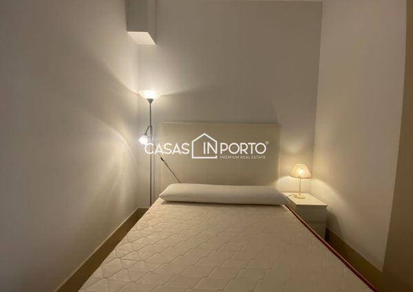 Apartamento T0+1 para arrendamento na Rua Santa Catarina, Porto