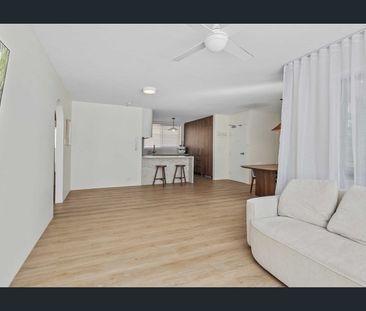 Renovated 2 Bedroom Unit - In the heart of Broadbeach - Photo 1