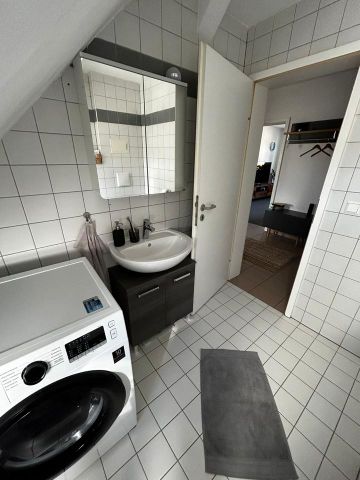 Sonnige Dachgeschosswohnung im villenartigen Wohnhaus - Photo 5