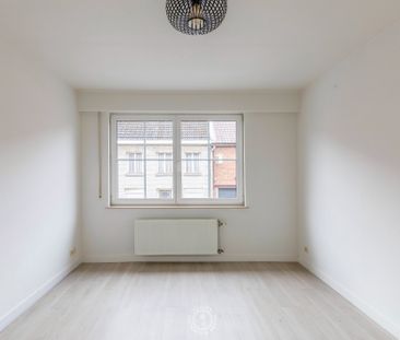 Verzorgd 2 slaapkamer appartement met ruim terras en autostaanplaats - foto 2