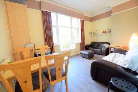 4 bedroom Flat in Wood Lane, Leeds - Photo 5