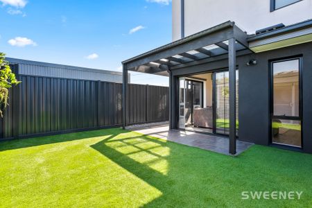 Modern and spacious four bedroom townhouse in prime location - Photo 2