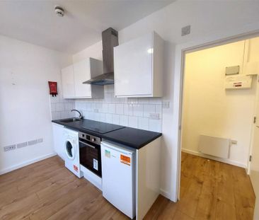 Studio to rent - Photo 2