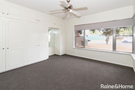 SPACIOUS FAMILY HOME - Photo 5