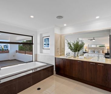 Luxury Waterfront Family Living - Space, Style & Serenity - Photo 4