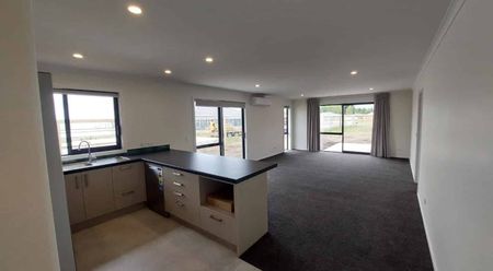 Beautiful Family Home in West Faringdon - Photo 3