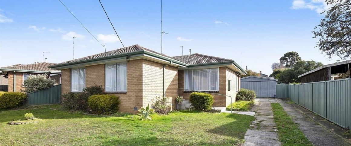 3 Bedroom Wendouree Home Close to Everything - Photo 1