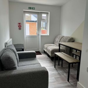 Stunning Rooms with Private En-Suites – Just 10 Minutes walk from Watford General Hospital! Room 3 - Photo 2