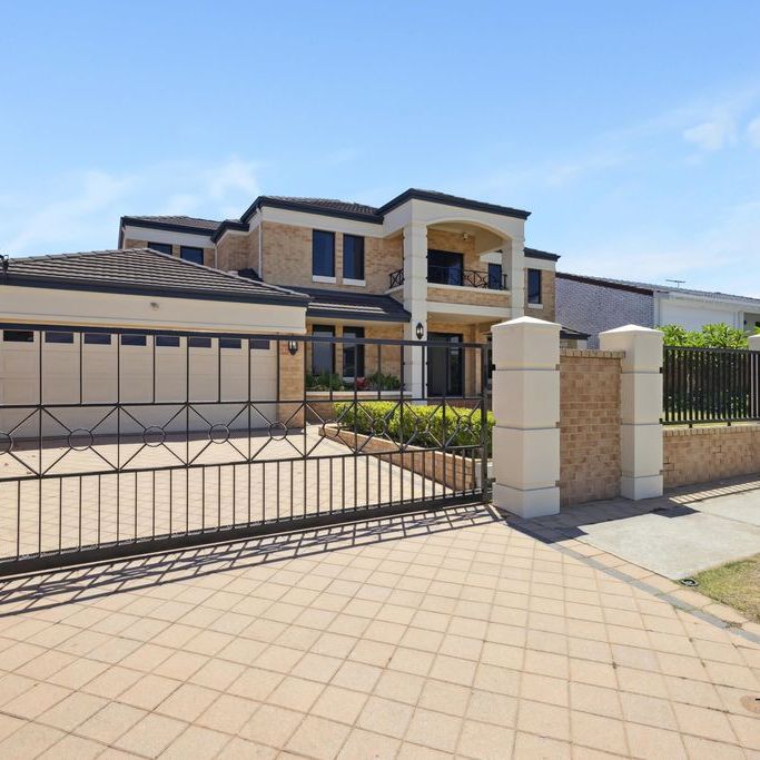 Stunning family home with pool - Photo 1