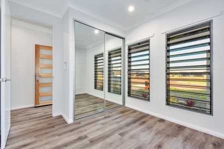 IMMACULATE MODERN HOME IN ONE OF ZUCCOLI'S MOST DESIRABLE POCKETS! - Photo 2