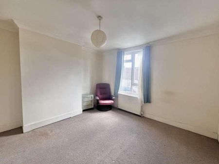 Queens Road, Farnborough, GU14 - Photo 3