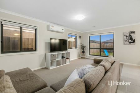 35 Toolern Waters Drive, Weir Views VIC, Belconnen - Photo 4
